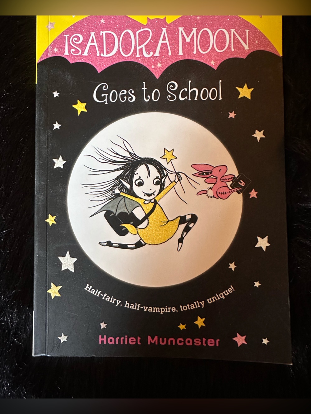 Isadora Moon Goes to School by Harriet Muncaster
